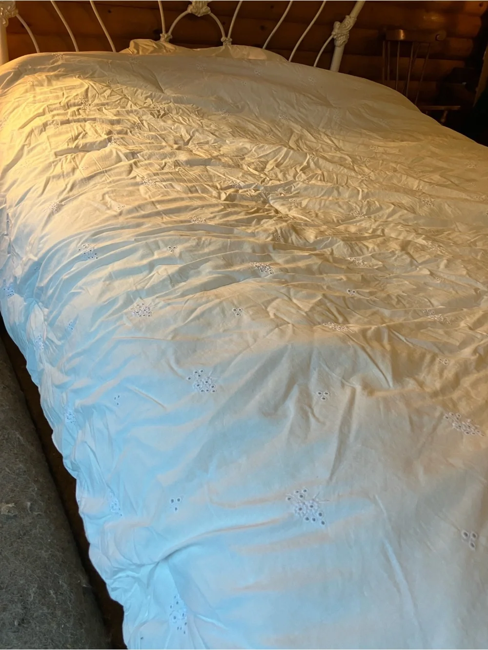 100% cotton eyelet floral white Queen comforter Rachel & Zoe
